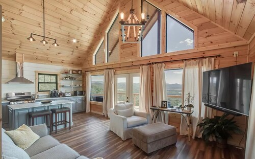 Beautiful mountain top cabin with the best 180º view in Tellico Plains!