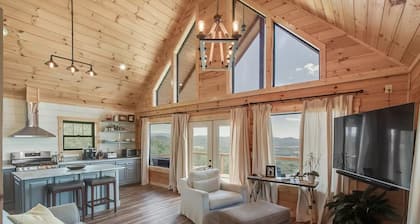 Beautiful mountain top cabin with the best 180º view in Tellico Plains!