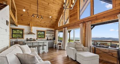 Beautiful mountain top cabin with the best 180º view in Tellico Plains!