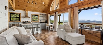 Beautiful mountain top cabin with the best 180º view in Tellico Plains!