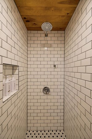 Douche, sèche-cheveux, serviettes fournies, savon