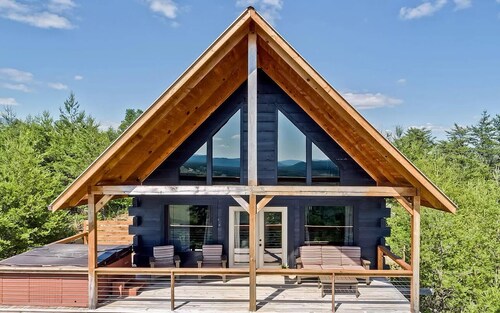Beautiful mountain top cabin with the best 180º view in Tellico Plains!