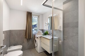 Regadera, secadora de cabello, toallas