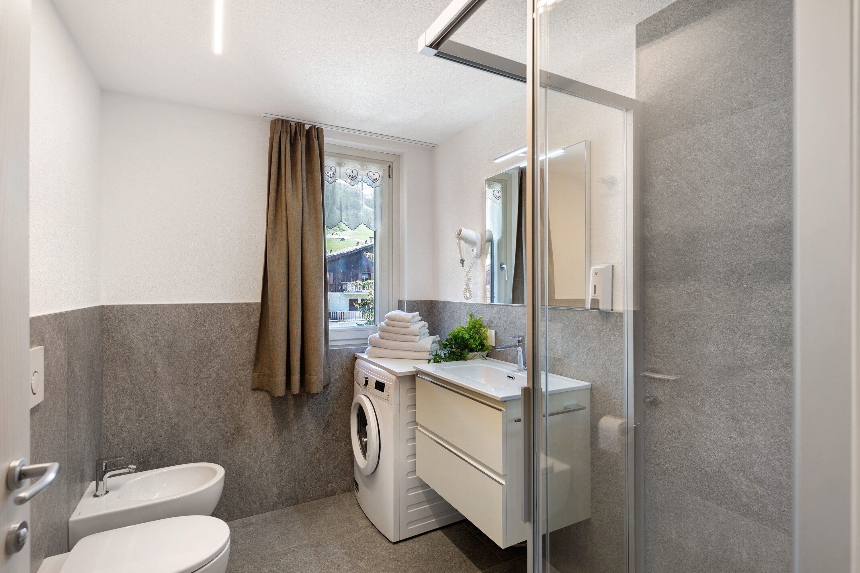 Douche, sèche-cheveux, serviettes fournies