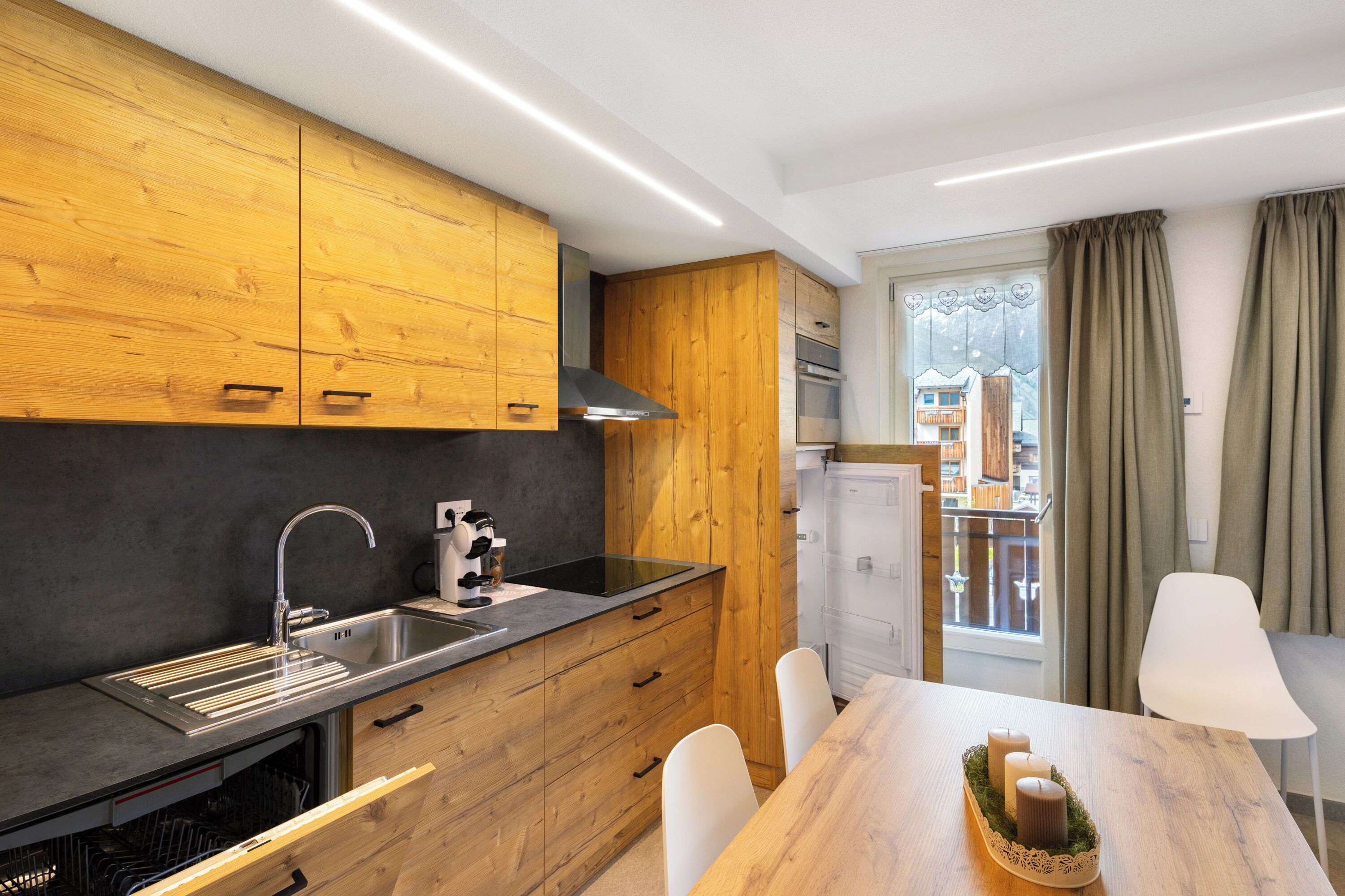 Kühlschrank, Mikrowelle, Ofen, Herdplatte