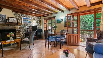 Una televisión, una chimenea, un reproductor de DVD