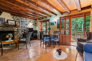 Televisie, een open haard en een dvd-speler