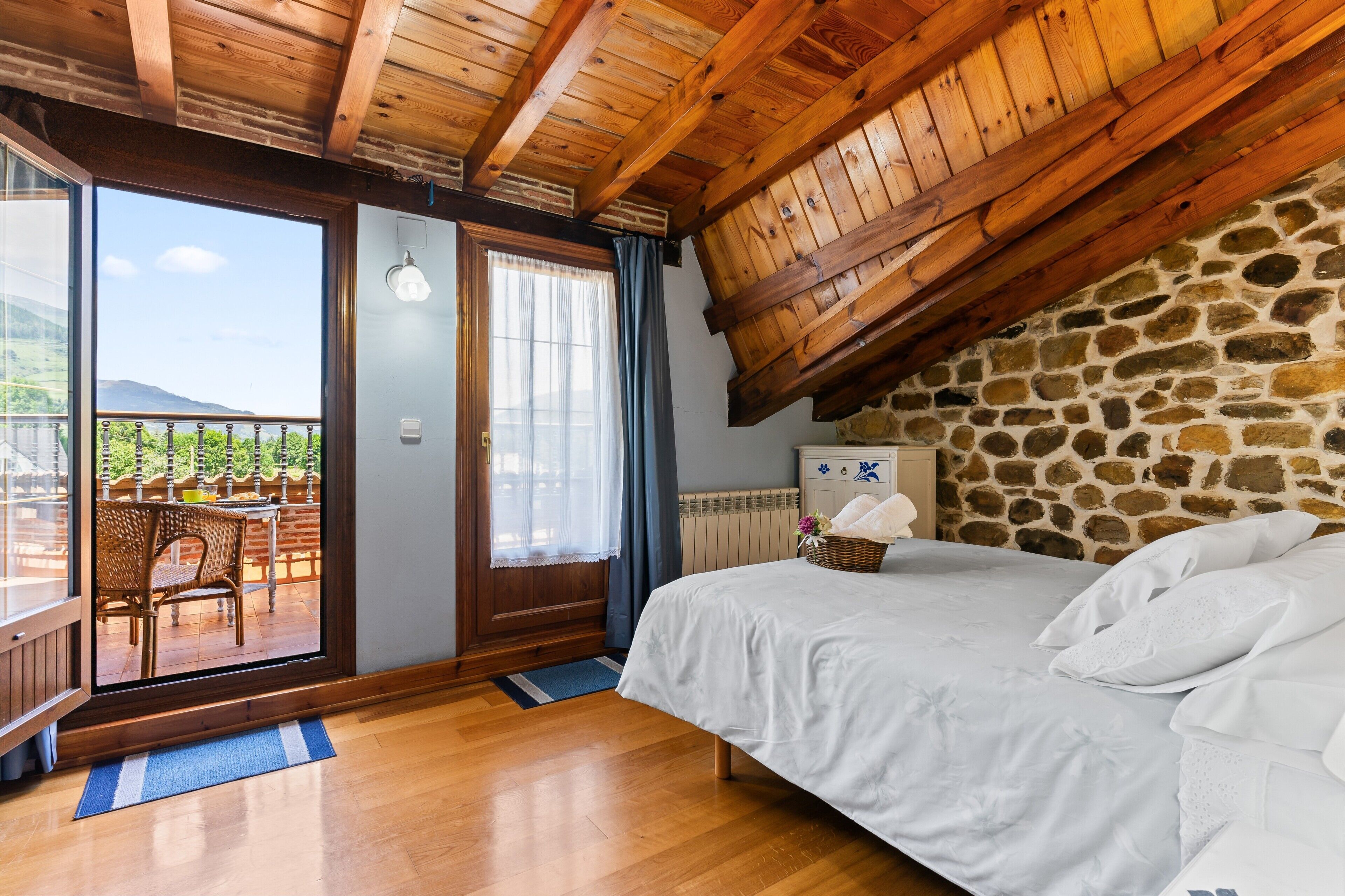 5 bedrooms, iron/ironing board, free WiFi, bed sheets