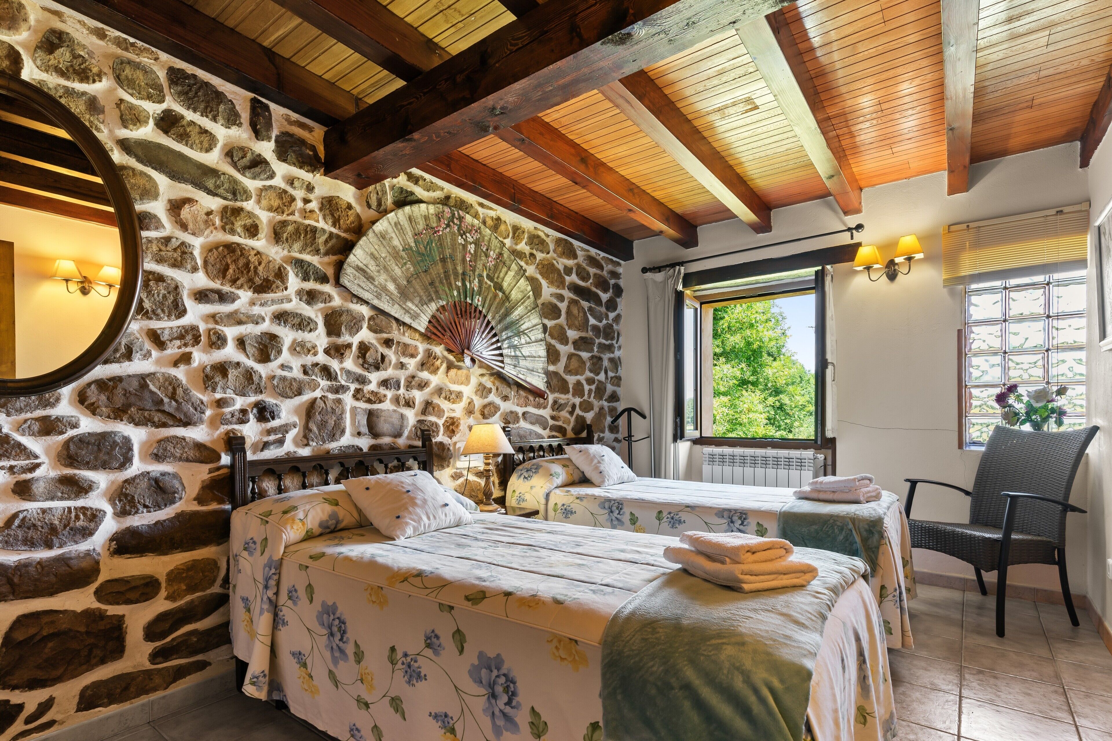 5 bedrooms, iron/ironing board, free WiFi, bed sheets