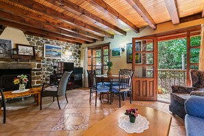 Fernseher, Kamin, DVD-Player