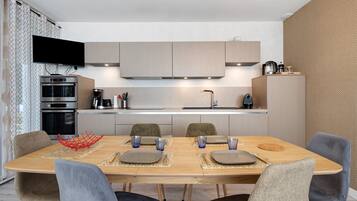 Coffee/tea maker, fridge, microwave, oven