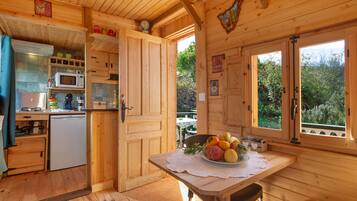 Réfrigérateur, micro-ondes, plaque de cuisson, cafetière/bouilloire