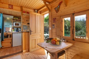 Kjøleskap, mikrobølgeovn, kokeplater og kaffetrakter/tekoker