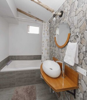 Deluxe Double Room, Balcony, Valley View | Bathroom | Soap, shampoo, toilet paper - Inca Allpa Home (Calca)