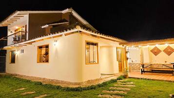 Vista frontal de la propiedad