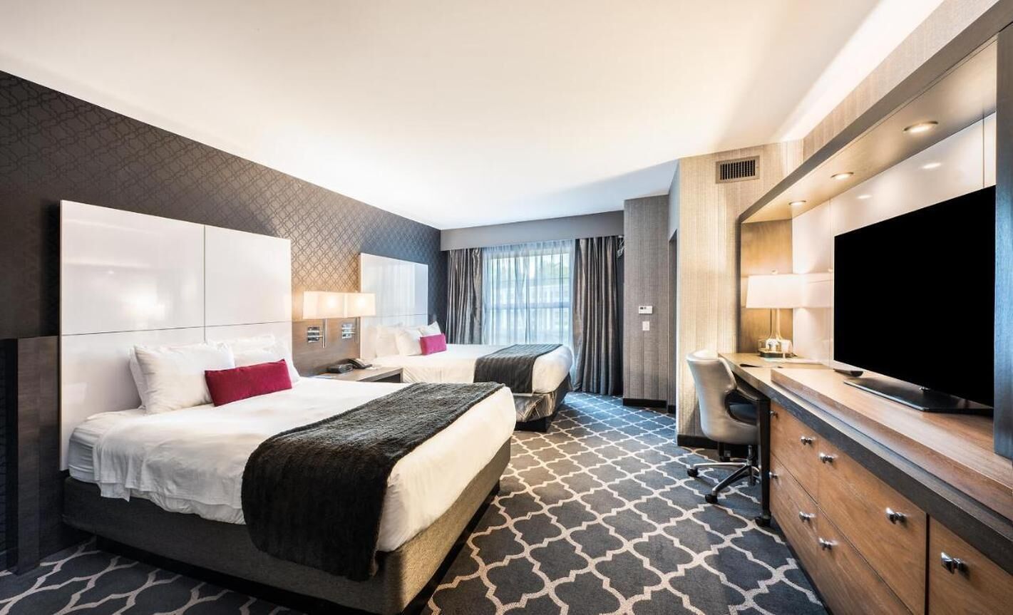 Less than a 5-minute walk from Elvis Presley's Graceland Mansion ...