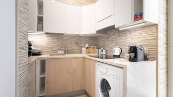 Fridge, oven, stovetop, coffee/tea maker