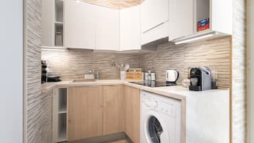 Kühlschrank, Ofen, Herdplatte, Wasserkocher mit Kaffee-/Teezubehör