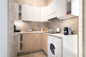 Fridge, oven, stovetop, coffee/tea maker