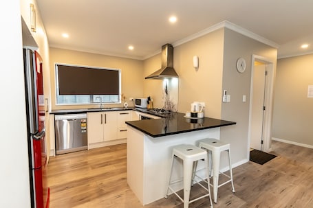 Fridge, microwave, oven, coffee/tea maker. Smart Townhouse
