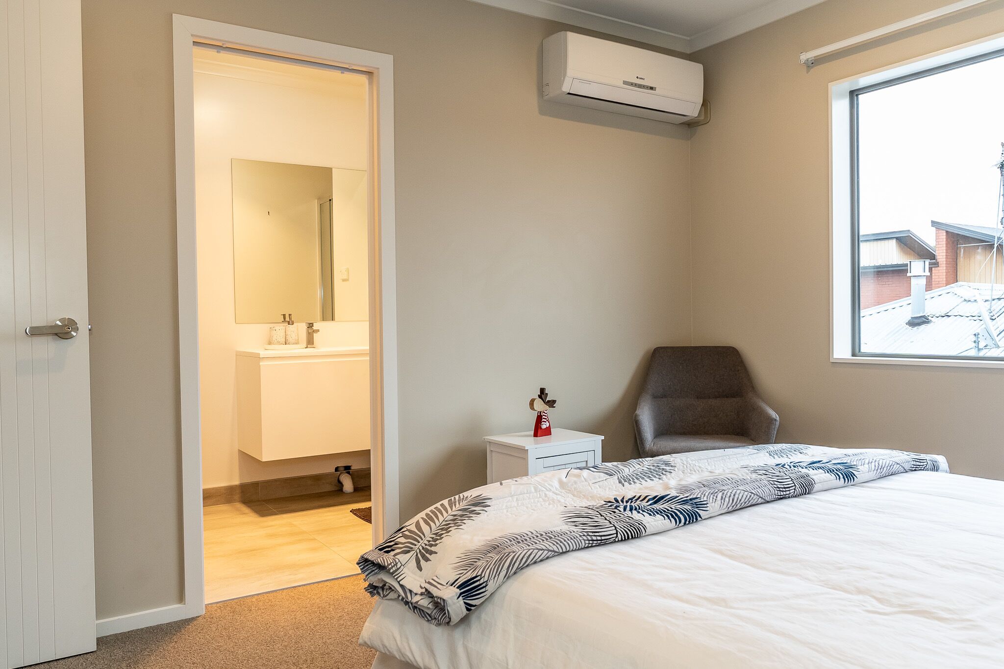 3 bedrooms, desk, iron/ironing board, WiFi