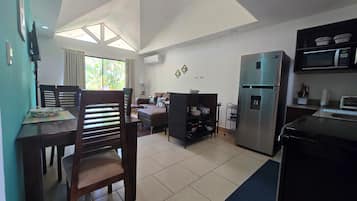 Villa Deluxe | Cocina privada | Cafetera y tetera y tetera eléctrica