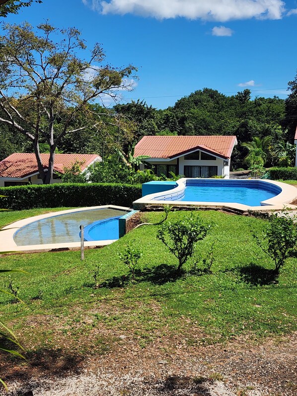 3 outdoor pools, sun loungers - Casa Azules Jungle Villa 3 piscinas (Veintisiete de Abril)