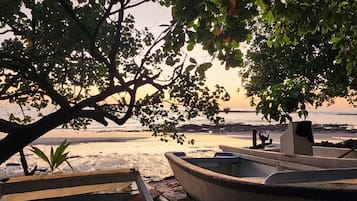 Vlak bij het strand, zwart zand