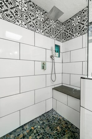 Dusche, Haartrockner, Handtücher