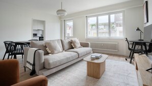 Ein modernes Wohnzimmer mit einer Couch, einem Couchtisch und einem Essbereich.