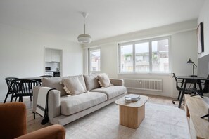 TV, stereo - Blueground | Iselin, storage & shared w/d, nr tram (Basel)