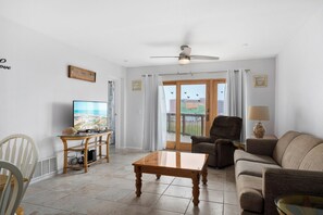 Tv, bordsfotboll, ett bordtennisbord och böcker