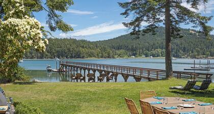 Waterfront on protected Garrison Bay! View wildlife, enjoy the gourmet kitchen!