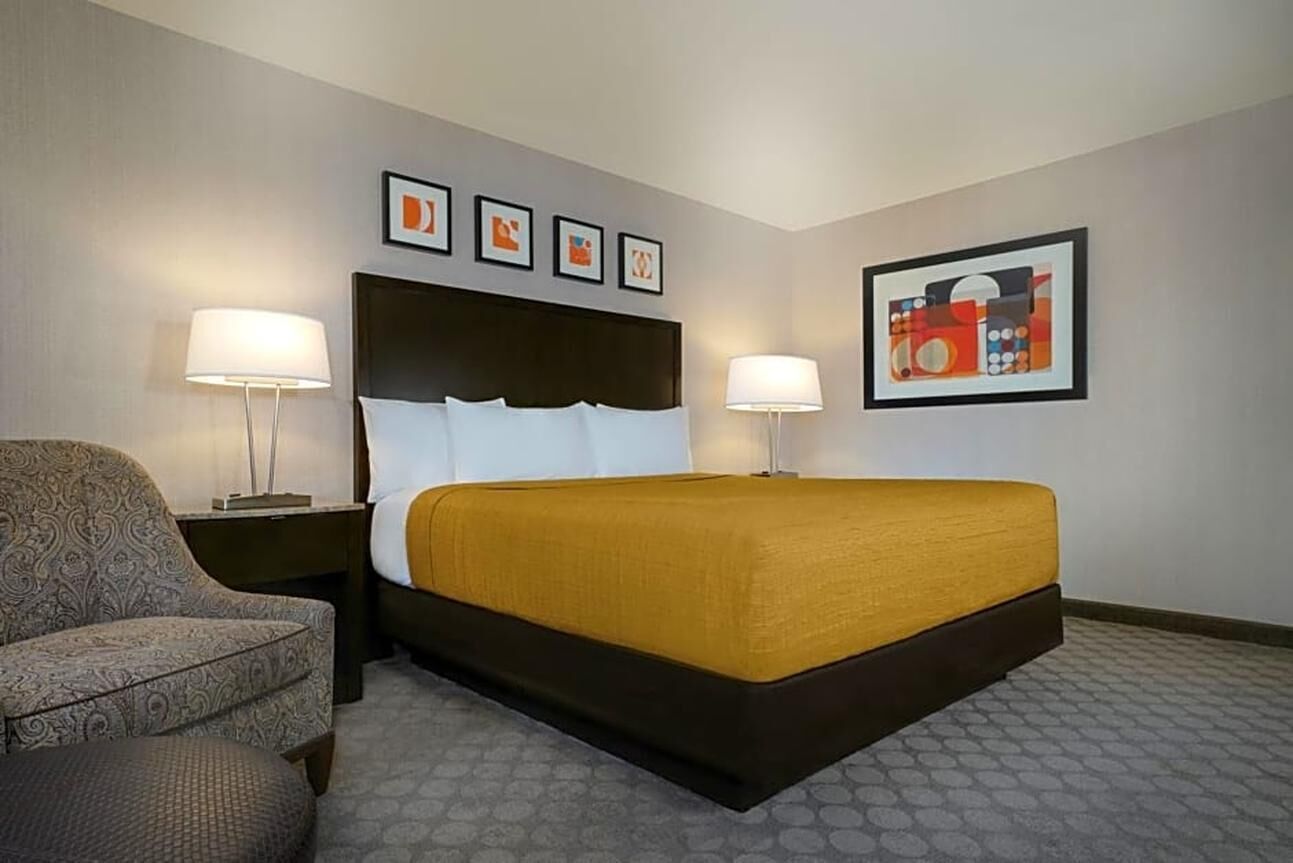 This Las Vegas Strip hotel is 5 minutes' drive from the Las Vegas Convention Center ...