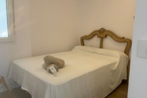 3 bedrooms, iron/ironing board, travel cot, WiFi