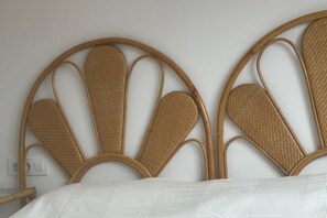 A bed with a headboard featuring a woven design and metal frame. - Desconectaengalicia Rosalía II, 100m Silgar Beach (Sanxenxo)