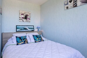 2 slaapkamers, een strijkplank/strijkijzer, beddengoed