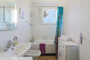Douche, sĂšche-cheveux, serviettes fournies