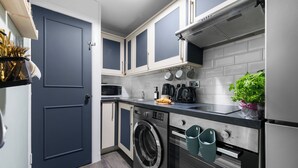Een koffiezetapparaat/waterkoker, een koelkast, een magnetron, een oven