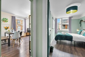 2 bedrooms, iron/ironing board, travel cot, WiFi - City Centre Oasis near Liverpool Street (London)