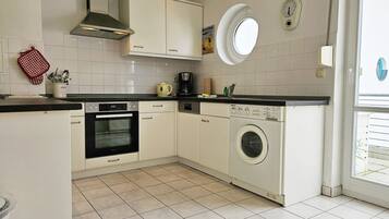 Kjøleskap, ovn, kokeplater og oppvaskmaskin