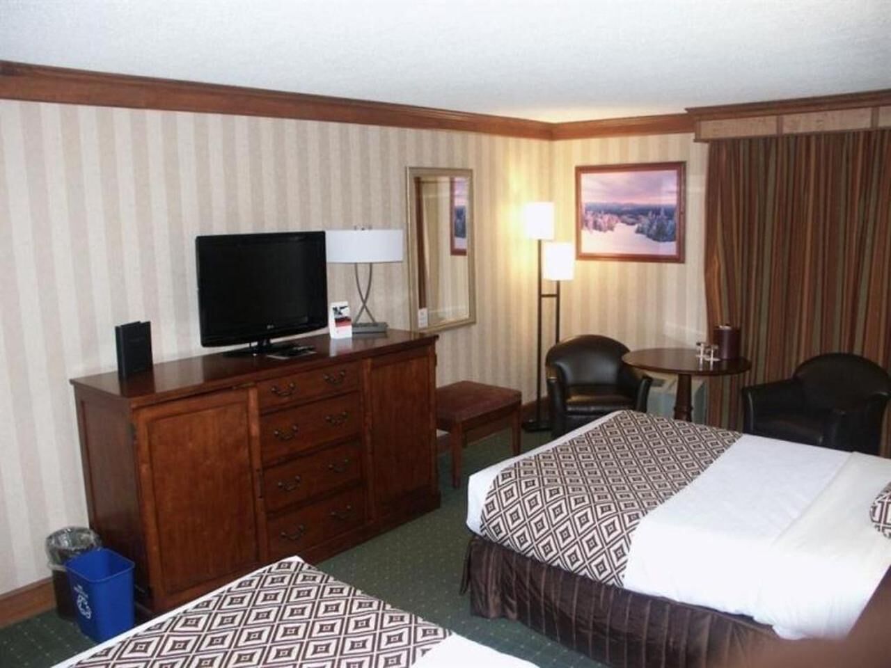 Overlooking Mirror Lake and providing stunning mountain views ...