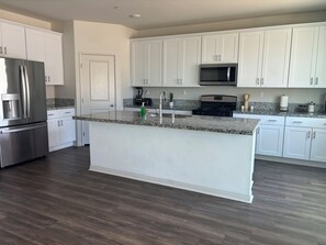 Kjøleskap, mikrobølgeovn, ovn og kokeplater