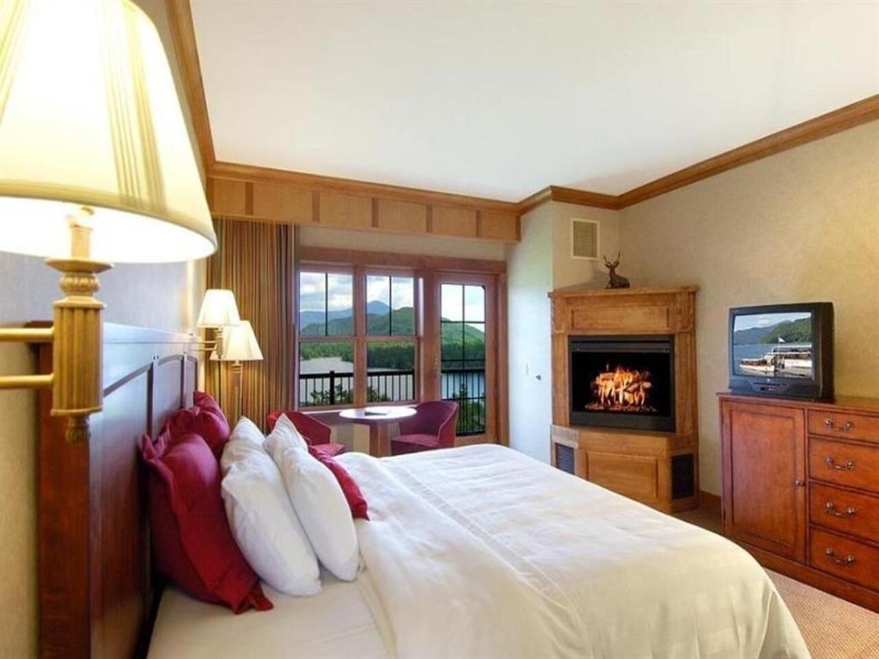 Overlooking Mirror Lake and providing stunning mountain views ...
