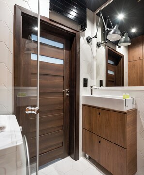 Shower, hair dryer, towels - Park Praski Comfy Apartment (Warszawa)