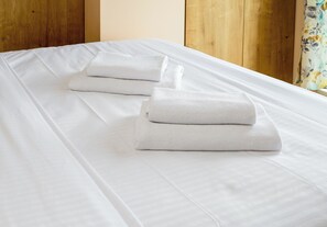 2 bedrooms, desk, iron/ironing board, WiFi