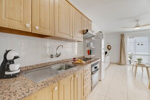 Frigorifero, microonde, forno, piano cottura