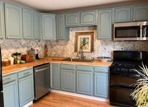 Fridge, microwave, oven, stovetop - Spacious 3-bedroom apartment in Saratoga Springs Off Street Parking & Central AC (Saratoga Springs)