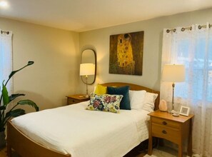 5 bedrooms, iron/ironing board, WiFi, bed sheets - Spacious 3-bedroom apartment in Saratoga Springs Off Street Parking & Central AC (Saratoga Springs)