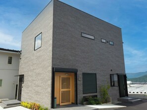 المنشأة من الخارج